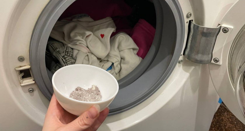 3 ложки на таз — и вещи белее новых: даже пожелтевшая "тряпка" ослепит кристальной белизной — лайфхак