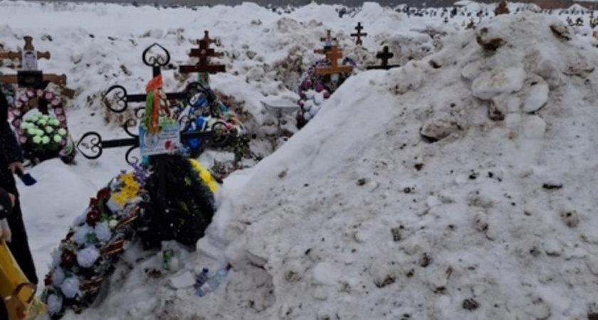 В Ухте на Успенском кладбище могилы завалили снегом