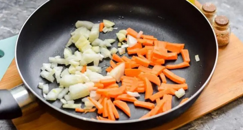 Что обжаривается первым — лук или морковь? Запомните золотое правило для приготовления идеальной зажарки