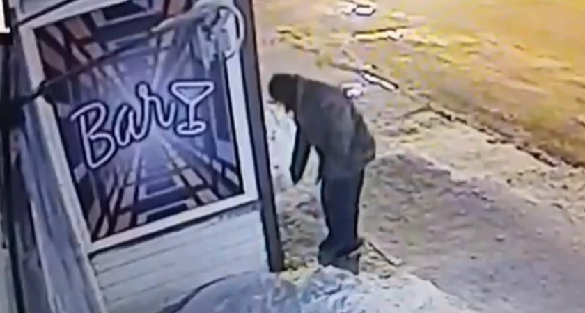 Житель столицы Коми не смог расплатиться в баре и решил поджечь дверь увеселительного заведения 