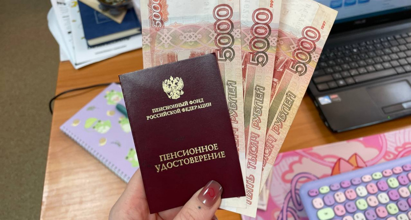 И работающим, и неработающим. Все, кто получает пенсию, получат разовую выплату в апреле