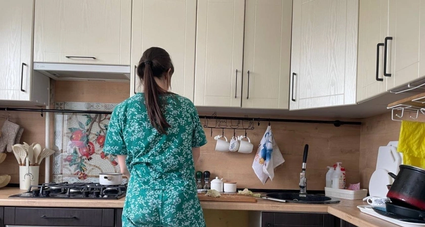 Фото к статье: Шкафчики на кухне моем только так: 4 ложки — и жир с них сам стечёт