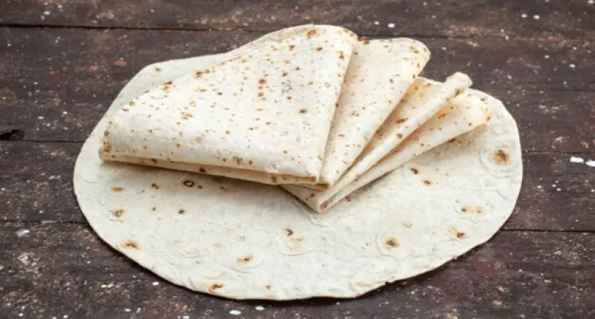 Быстро, просто и очень вкусно: берем лаваш и готовим вкуснейшие рулетики — сметут со стола в один миг