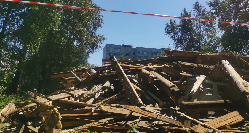 В Коми начали расселение аварийного дома после обрушения потолка