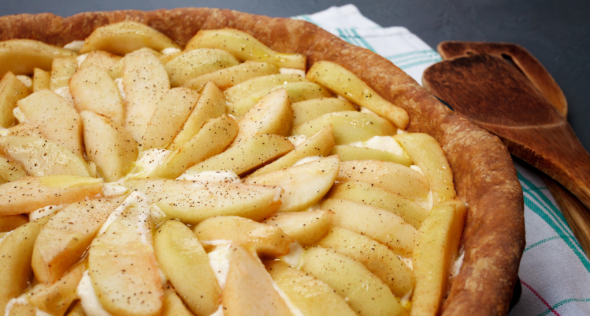 В 100 раз вкуснее надоевшей шарлотки: рецепт ленивого яблочного пирога