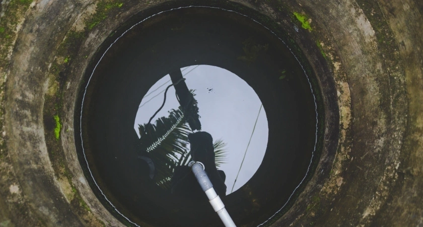 Залил ведро — и выгребная яма больше не переполняется: жира с илом как не бывало — откачка не нужна годами