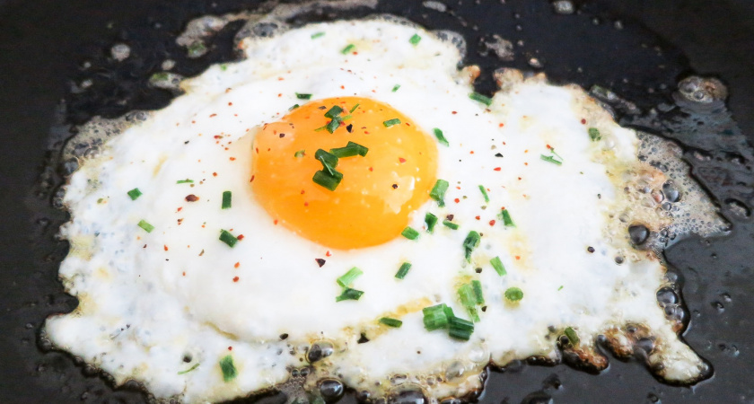 Не сало и не масло: Вот на чём жарят яичницу опытные хозяйки — запомните раз и навсегда