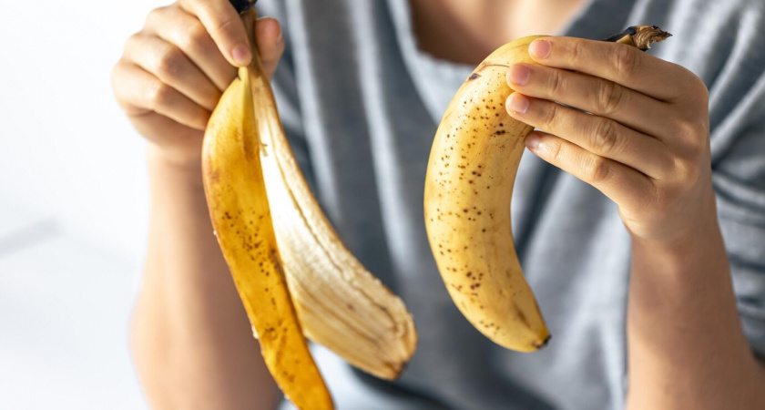 Банановую кожуру посыпаю солью — весь июнь не нарадуюсь своей хитрости: гениальный лайфхак для дачников