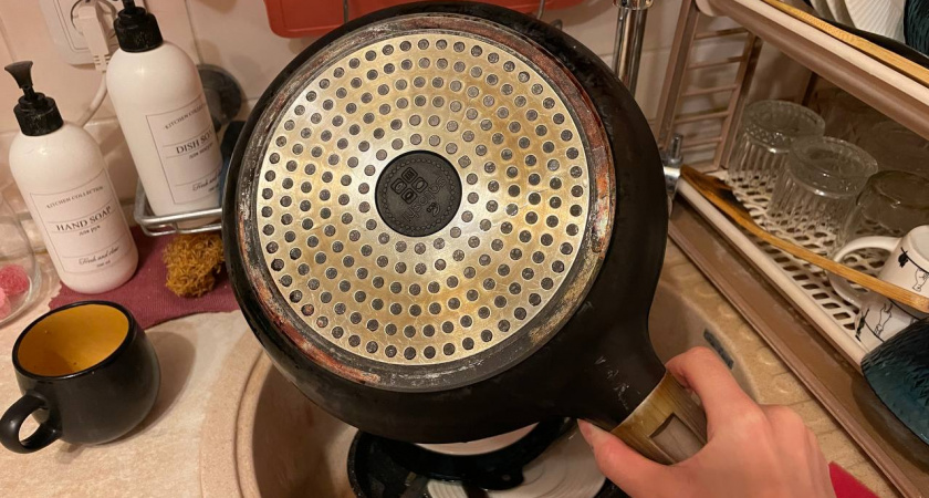 Сковорода очистится от жира и нагара за секунды: поможет копеечное средство из аптеки