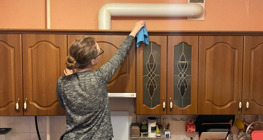 Не надо протирать пыль сверху шкафов: соседка подсказала как за 7 минут убрать "самый верх" - можно и без лишней физкультуры