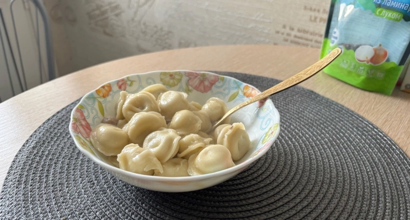 Пельмени будут вкуснее всех блюд на свете: вот что нужно добавить в кастрюлю при варке — не лук и не перец