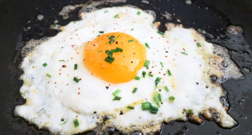 Не сало и не масло: Вот на чём жарят яичницу опытные хозяйки — запомните раз и навсегда