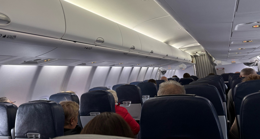 Почему за туристами в такой обуви пристально следят в самолете: стюардесса рассказала, зачем их заносят в списки