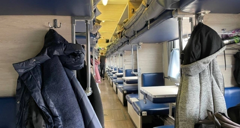 Не берите билеты даже бесплатно: эти места в плацкартном вагоне не просто так являются худшими — «боковушки» покажутся раем