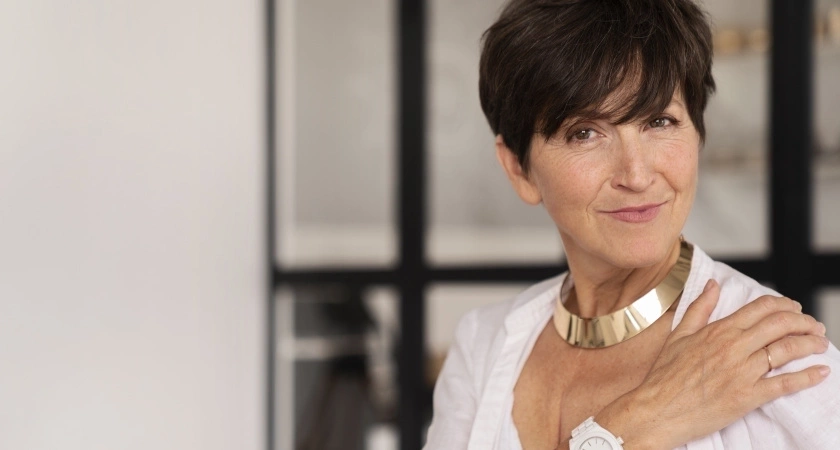 Эти царские стрижки идеально держатся без укладки даже на тонких волосах - подобрали лучшие варианты для женщин 50+