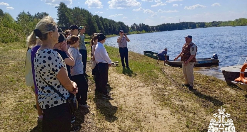 В Коми спасатели научили детей помогать утопающим