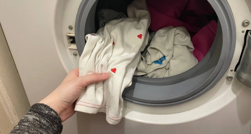 Не уксус и не соду: в стиралку кроме порошка сыплю пол-ложки — вещи белоснежные даже в жёсткой воде