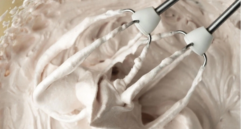 Не с маслом: вот с чем смешиваю сгущёнку, чтобы получить "божественный" крем для тортов — всего 1 минута и готово