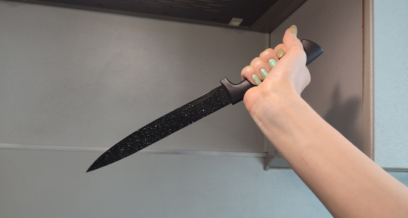 Жительница Коми нанесла сожителю ножевые ранения в спину