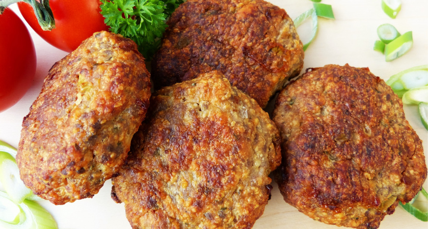 Что добавить в фарш, чтобы котлеты не были сухими и тонкими - вот что делают мудрые хозяйки: 3 ингредиента для сочности и высоты