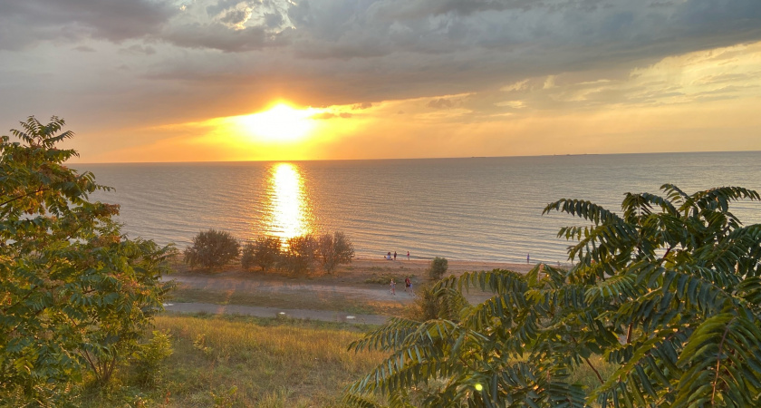 «Чистое море, белоснежный песок и фрукты за копейки»: отдыхающие делятся отзывами о райском отдыхе в Абхазии-2025