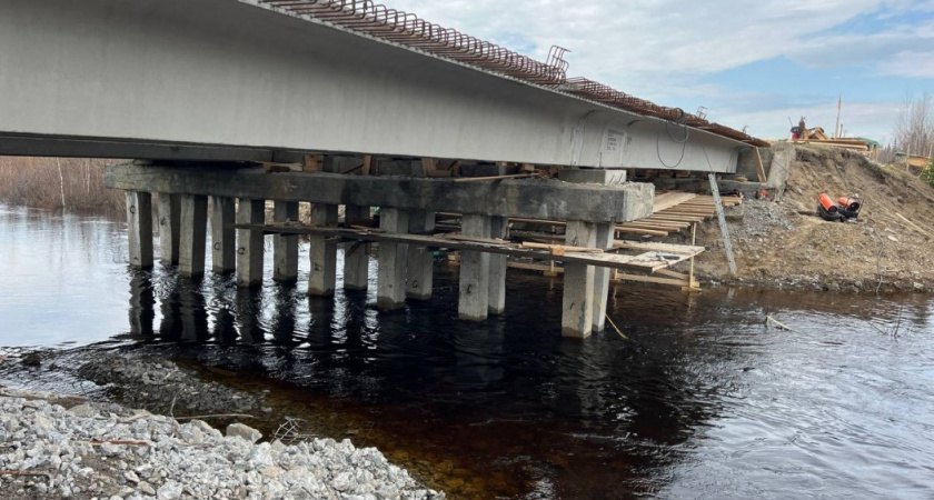 В Коми начали ремонтировать мост через реку Евсявис