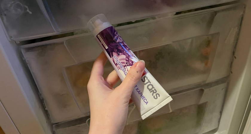 Кладу зубную пасту в морозилку: этот хитрый трюк решает надоевшую проблему на кухне