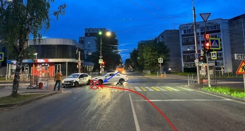 Фото к статье: В столице Коми “Мерседес” не поделил дорогу с такси