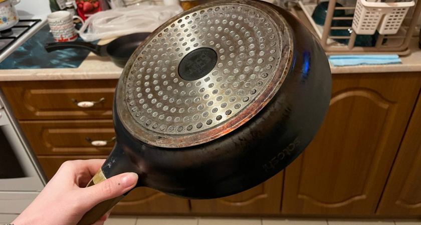 Сковорода очистится от жира и нагара за секунды: поможет копеечное средство из аптеки