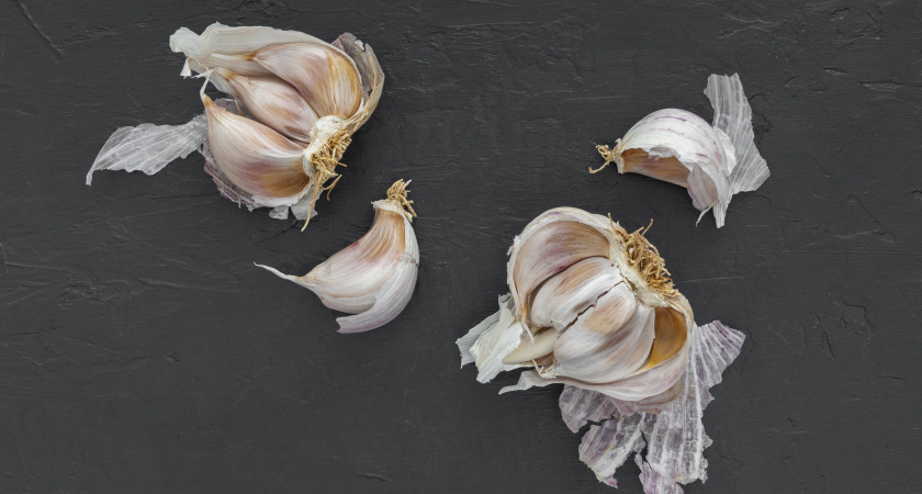 Шелуха от чеснока на вес золота - опытные садоводы никогда её не выбрасывают и вот почему