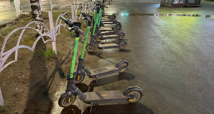 В Коми двух мужчин арестовали за пьяную езду на электросамокате и скутере