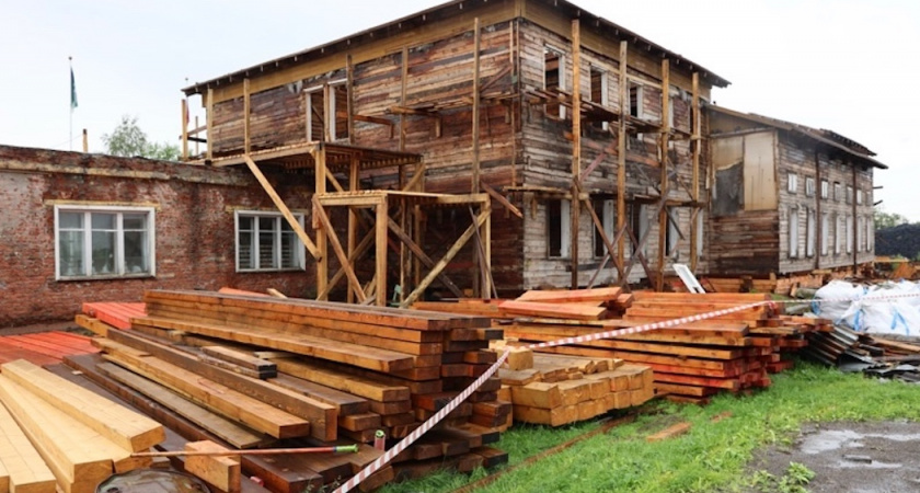 Стройматериалы для ремонта школы в Коми доставили по реке