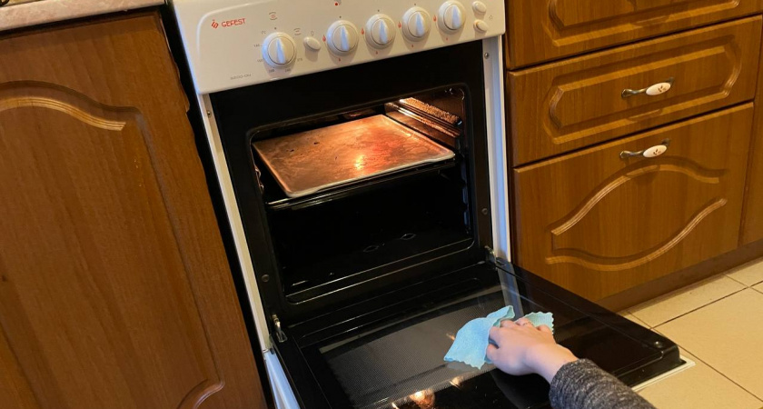 2 ложки в воду — и духовка будет чище новой: ни липкого жира, ни закаменелого нагара — лайфхак