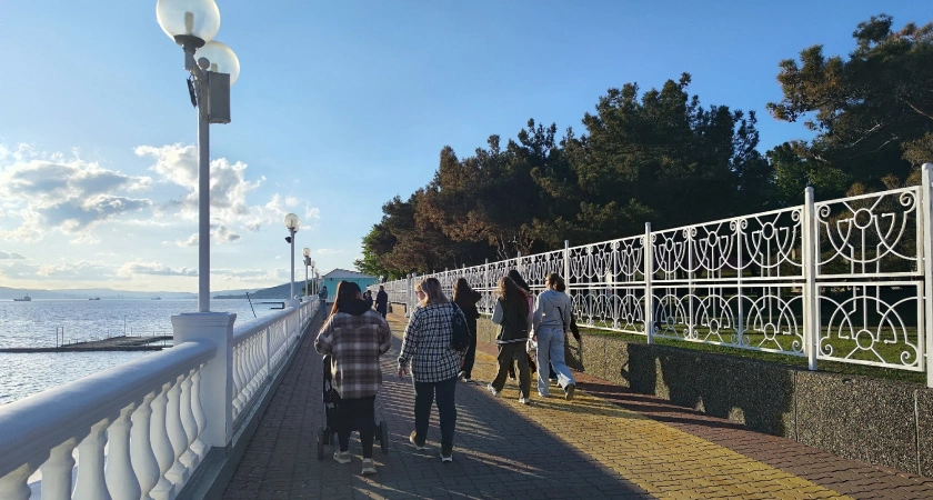 Фото к статье: Курорт дорогого разочарования: море холодное, вип-места пустые, люди ютятся на тонкой полосе, а еда по цене фуагра