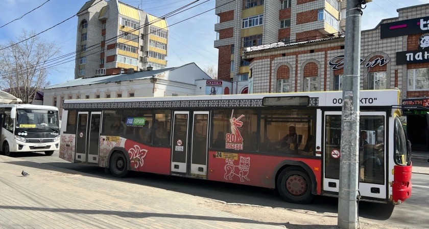 Фото к статье: В Коми пенсионерка травмировалась в автобусе после резкого торможения