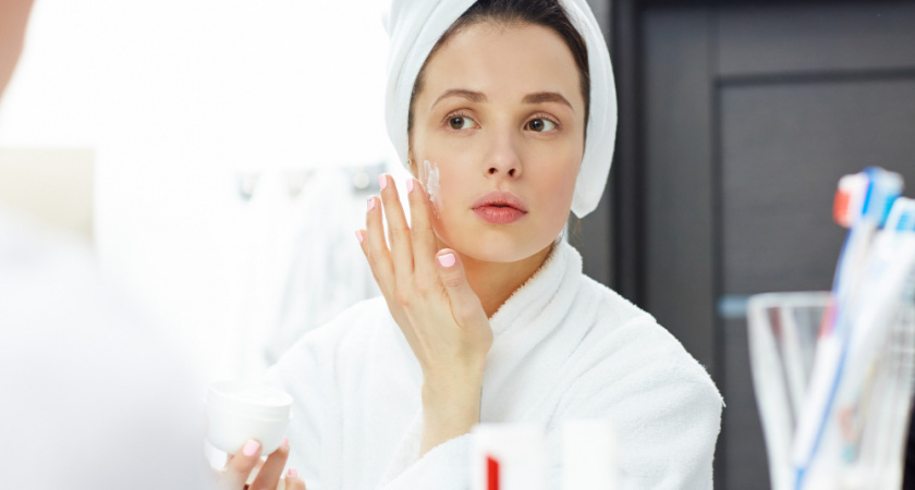 Нужно ли использовать дневной крем перед солнцезащитным - запомните раз и навсегда