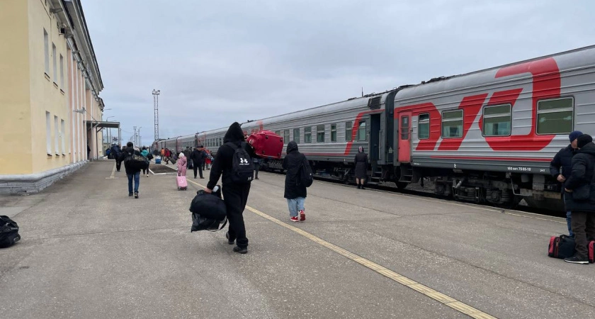 Фото к статье: Что делать, если сосед просит уступить нижнюю полку в поезде: советы для пассажиров