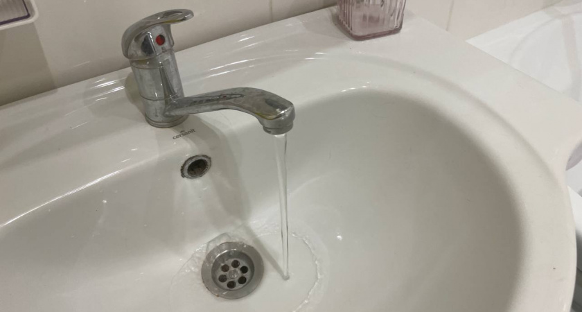 1 ложка и 1 чашка в слив: жир отлетел через 5 минут — эффективнее, чем уксус и сода 