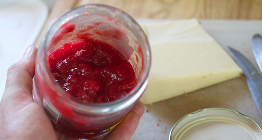 Ягоду на зиму заготавливаю только так - получается как свежая, а хранить можно просто в шкафу на кухне