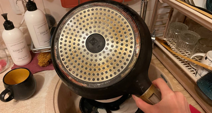 Два пакетика заливаю кипятком, и сковорода как новая: жир и нагар исчезает без следа