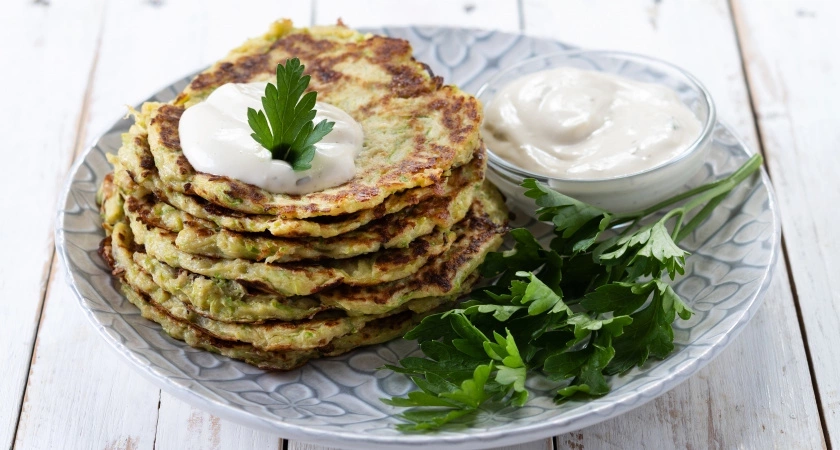 Фото к статье: Кабачковые оладьи с секретом: Для хруста и вкуса кладу в них 1 плод — никакой клейкости и водянистости не будет