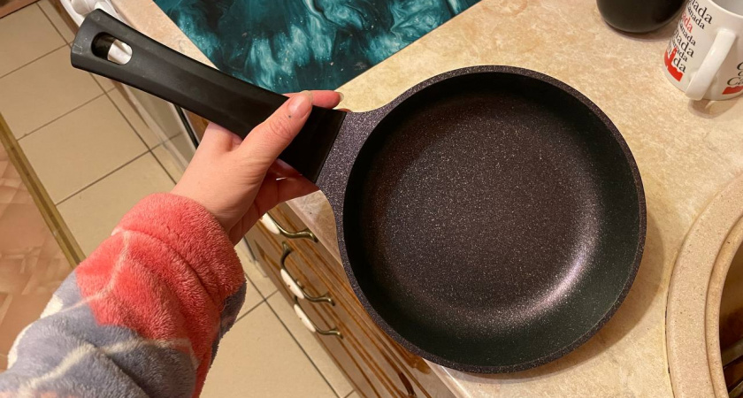 Кипятим 1 ложку, и сковородка сияет как новая: нагар отлипнет, а еда больше не будет пригорать