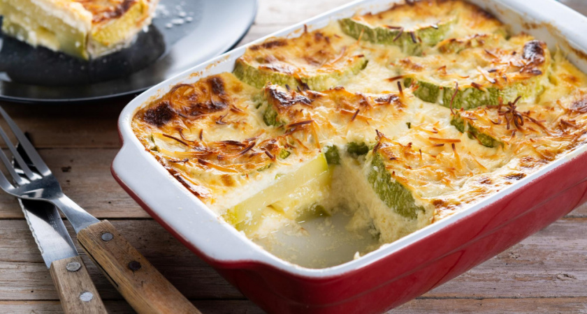 Один кабачок, горсть сыра и кефир: пирог, который съедается моментально. Быстрый и очень простой!