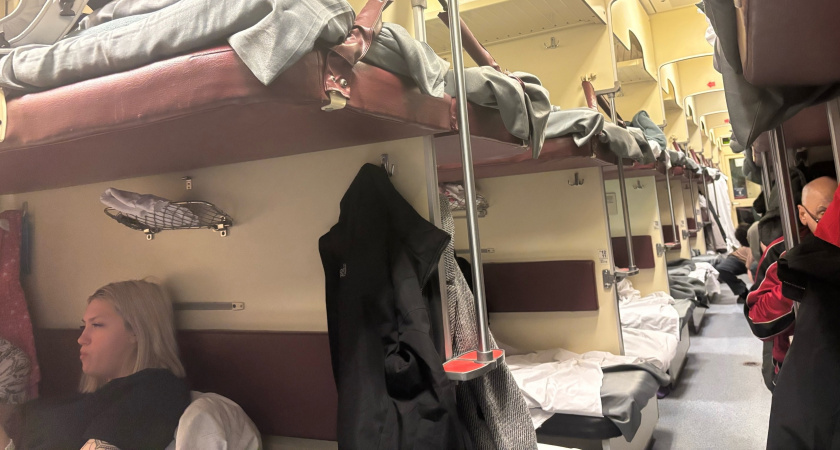 В 7 утра с верхней полки слезла попутчица и стала будить меня, чтобы я уступила ей место: проводник объяснил, как отвечать в таких ситуациях