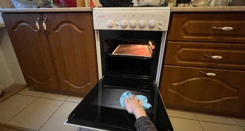 3 ложки в воду — и духовка станет чище новой: от липкого жира и нагара не останется и следа — сияет как на праздник