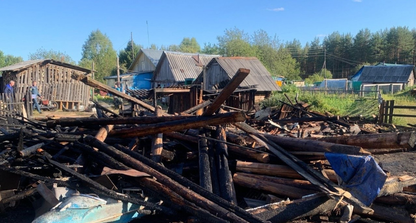 В Коми пламя охватило сразу три постройки во дворе дома
