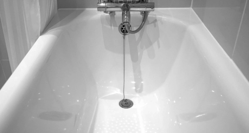 Разводим 50 гр. — и ванна сияет даже в темноте: ни ржавчины, ни налета — классный лайфхак без химии