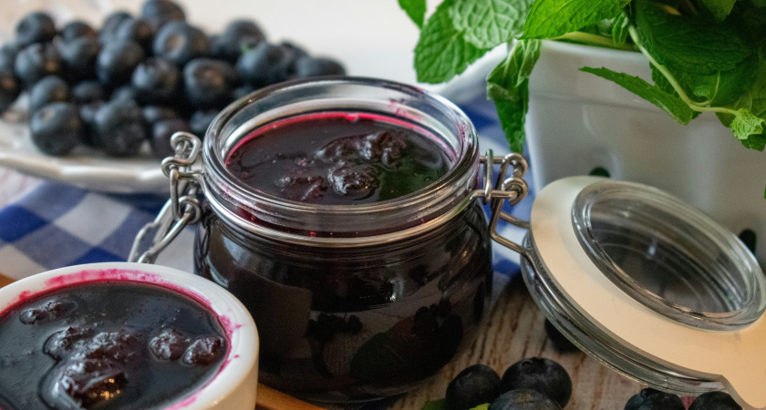 Проверила - вкуснее нет: варенье из черной смородины, рецепту больше лет, чем мне. Перетертая смородина - не то, пятиминутка - тоже не то