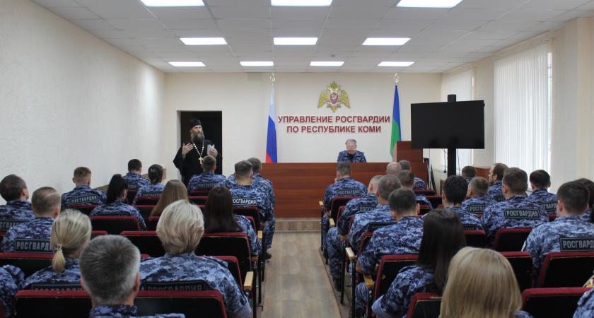 Росгвардейцы Коми обсудили духовные ценности с православным священником