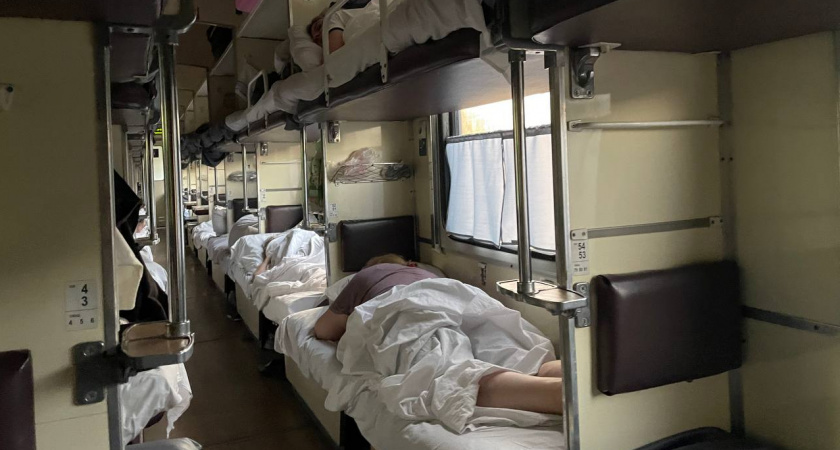 «Вернулся в вагон после стоянки, а на моем месте лежит соседка сверху» — россиянин поделился незабываемой поездкой в плацкарте РЖД